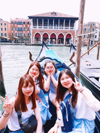 '영산 글로벌 리더 2018(유럽탐방)'프로그램 참가자들이 기념촬영을 하고 있다. (사진제공=와이즈유)