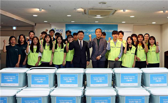 박승만 HUG 홍보비서실장(가운데 왼쪽)과 김익현 부산진구장애인복지관 관장(가운데 오른쪽) 등이 '건강한 여름나기를 위한 봉사활동' 후원금 전달식을 갖고 기념촬영을 하고 있다. (사진제공=HUG)