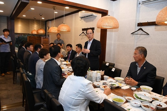 창원대는 27일 지난 6.13 지방선거에서 당선된 동문 광역·기초의원들과의 대학 및 지역사회 발전을 위한 간담회를 가졌다. (사진=창원대)