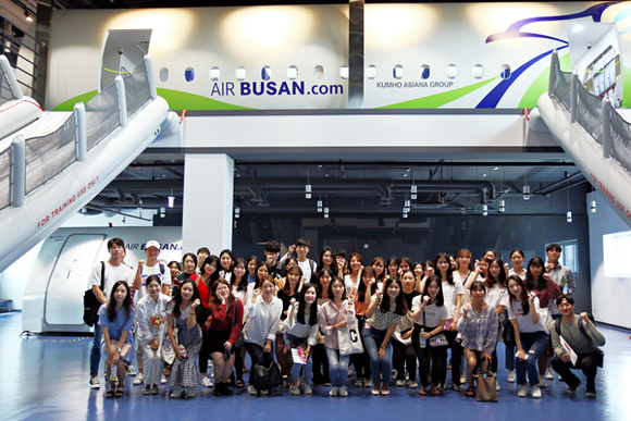 에어부산이 28일 오전 동아대학교 학생 40여 명을 에어부산 사옥으로 초청해 기업 견학 및 일일 멘토 간담회를 실시하고 기념촬영을 하고 있다. (사진제공=에어부산)