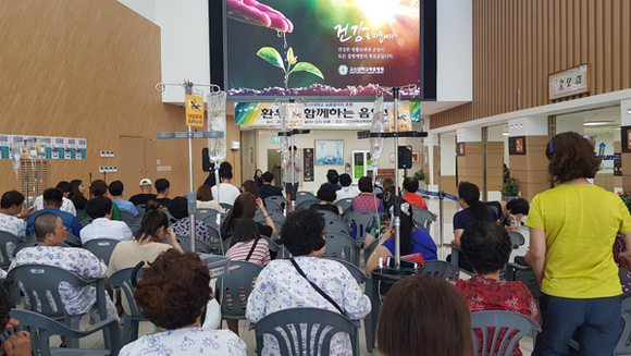고신대복음병원이 29일 고신대학교 실용음악과 학생들을 초청해 환우와 함께하는 음악회를 열고 있다. (사진제공=고신대복음병원)