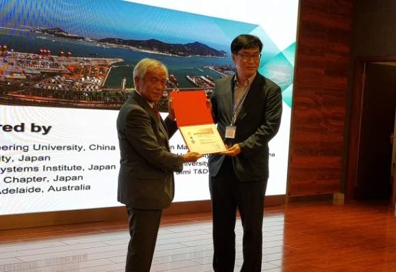 경성대 고창성 교수(오른쪽)가 ICICIC 2018 국제학술대회에서 최우수논문상을 수상하고 기념촬영을 하고 있다. (사진=경성대)