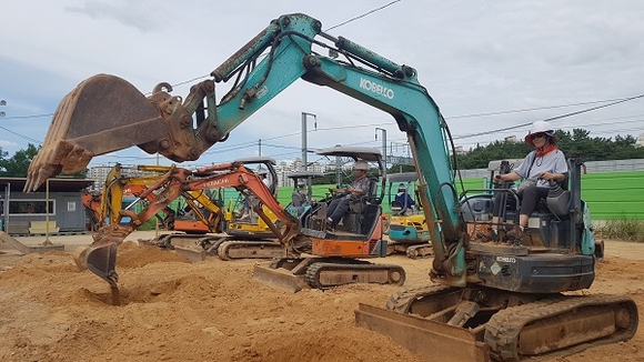 굴삭기 면허취득 교육 모습. (사진=기장군)