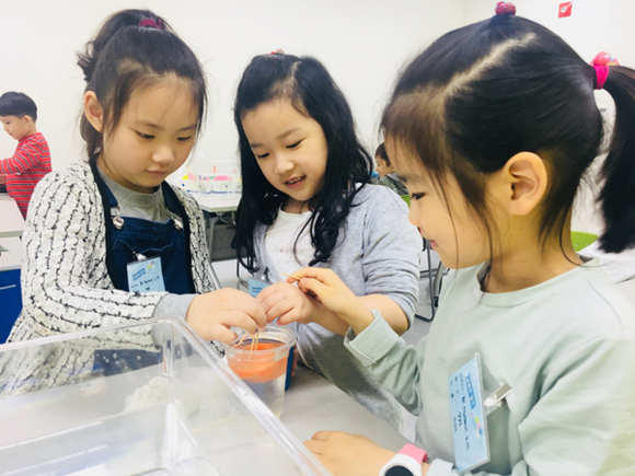 아이들이 창의탐구교실에 참여하고 있다. (사진제공=국립부산과학관)