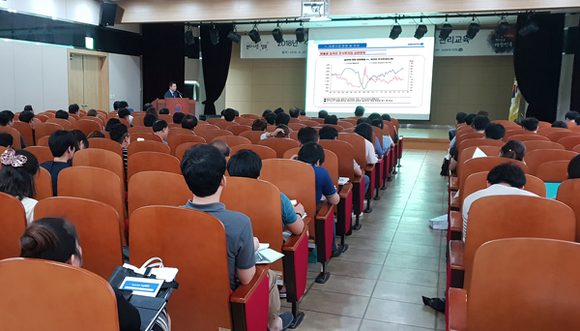 DGB대구은행과 대구·경북지방중소벤처기업청은 30일 대구·경북중소벤처기업청 대강당에서 수출성공패키지사업 선정업체 관계자들을 초청해 환리스크관리 세미나를 개최하고 있다. (사진제공=DGB대구은행)