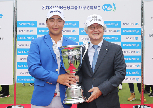 김태우 프로(좌측)가 '2018DGB금융그룹 대구경북오픈'에서 우승을 차지하고 DGB금융지주 김태오 회장과 기념촬영을 하고 있다. (사진제공=DGB금융)
