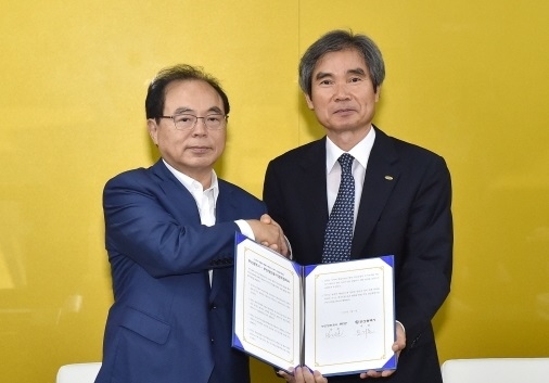 왼쪽부터 오거돈 부산시장, 남기찬 BPA 사장. (사진=부산시)