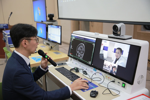 이호석 융합의학기술원 대외협력실장이 카자흐스탄 원격진단시스템을 선보이고 있다. (사진제공=부산대병원)