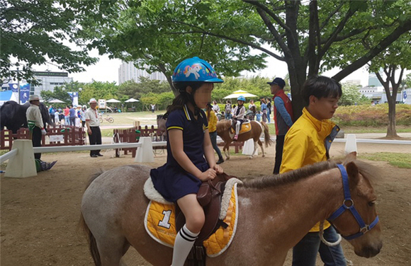 승마체험을 하고 있다. (사진제공=부산시설공단)