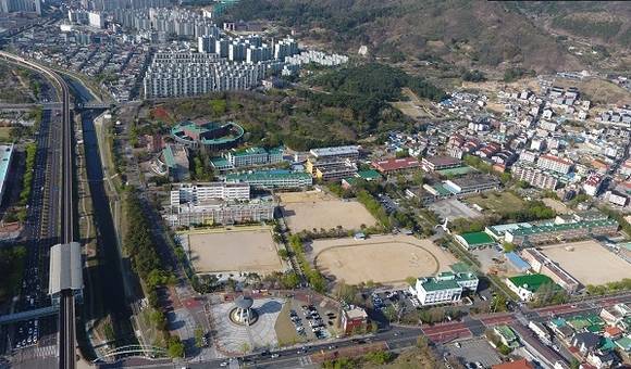 구지봉 문화재보호구역 정비전 현재 모습. (사진=김해시)