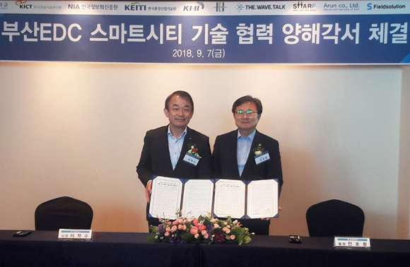 전호환 부산대 총장(우)과 이학수 한국수자원공사 사장(좌)이 부산에코델타시티 기술협력 MOU 체결 후 기념촬영을 하고 있다. (사진제공=부산대)