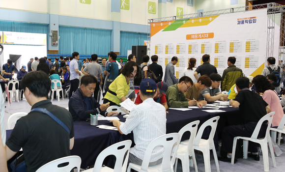 7일 울산시 동구 전하체육센터에서 한국수력원자력(주) 새울원자력본부와 울산시가 공동으로 개최한 신고리 원전 5, 6호기 건설 현장 채용박람회가 열리고 있다. (사진제공=새울본부)