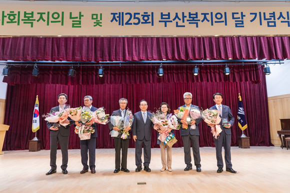 한국남부발전 이상대 관리처장(왼쪽 첫 번째)이 부산광역시 사회공헌장 나눔부문 으뜸장을 수상 후 오거돈 부산시장(네 번째) 및 타 부문 수상자들과 기념촬영을 하고 있다. (사진제공=남부발전)