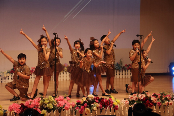 7일 한국남동발전 진주본사에서 열린 명품동요콘서트에서 햇살나무 중창단이 공연을 갖고 있다. (사진제공=남동발전)
