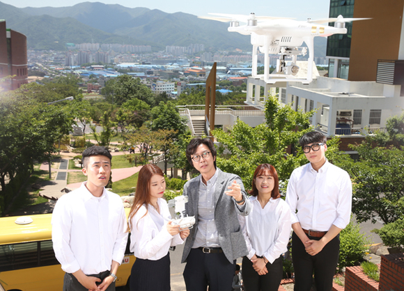 와이즈유 드론교통공학전공 학생들이 드론 시험 비행을 하고 있다. (사진제공=와이즈유)