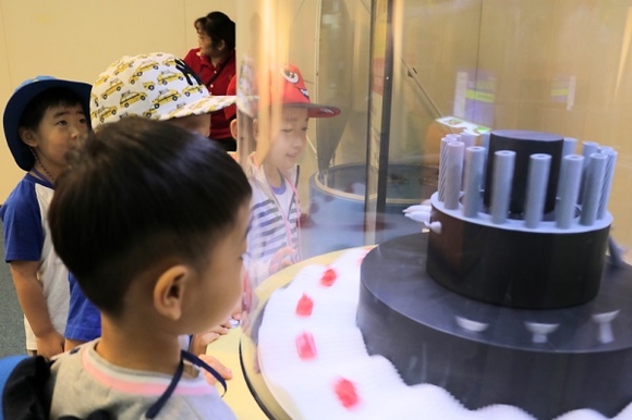 찾아가는 작은 과학관(하동문화예술회관)에서 아이들이 전시물을 체험하고 있다. (사진제공=국립부산과학관)