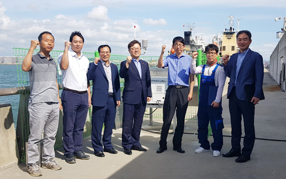 박일준 한국동서발전 사장(왼쪽에서 4번째)와 참석자들이 풍황계측기 설치 현장에서 기념 촬영을 하고 있다. (사진제공=동서발전)