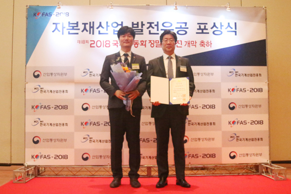 권오철 기술본부장(오른쪽)이 국무총리 표창 수상 후 기념 촬영을 하고 있다. (사진제공=동서발전)