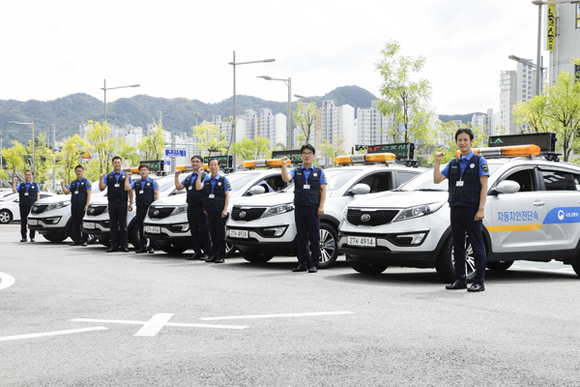 한국교통안전공단 김천 본사에서 자동차안전단속원들이 파이팅을 외치고 있다. (사진제공=교통안전공단)