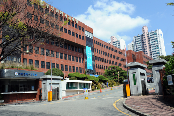 임도형 한국동서발전 발전기획부장(왼쪽)이 EUCG 베스트 프랙티스 어워즈 수상 후 기념촬영을 하고 있다. (사진제공=동서발전)