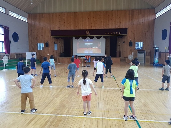 상남초등학교 학생들이 마을교사와 함께 금연홍보 플래시몹 영상으로 수업을 하고 있다. (사진=밀양시)