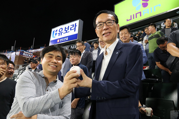 11일 저녁 프로야구 롯데 자이언츠와 두산 베어스의 경기가 열린 부산 사직야구장에서 부산교통공사 임직원 500여명이 모여 경기를 관람하고 있다. (사진제공=부산교통공사)