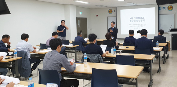 경상대학교 융합과학기술대학원 융합과학기술최고위과정은 11일 오후 7시 경상대학교 창원산학캠퍼스에서 첫 강의를 진행하고 있다. (사진제공=경상대)