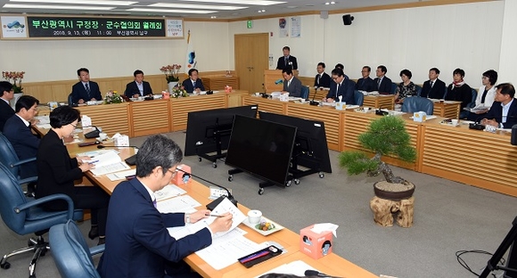 13일 오전 11시 부산남구청 대회의실에서 열린 '부산광역시 구청장·군수 협의회'에서 김석준 부산시교육감과 기초자치단체장들과 교육 협력 방안에 대해 대화를 나누고 있다. (사진제공=부산시교육청)