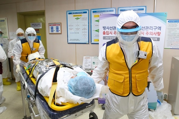 고리원자력본부 방사선비상요원이 비상상황 발생 시에 대비한 응급비상의료훈련을 진행하고 있다. (사진제공=고리원자력본부)