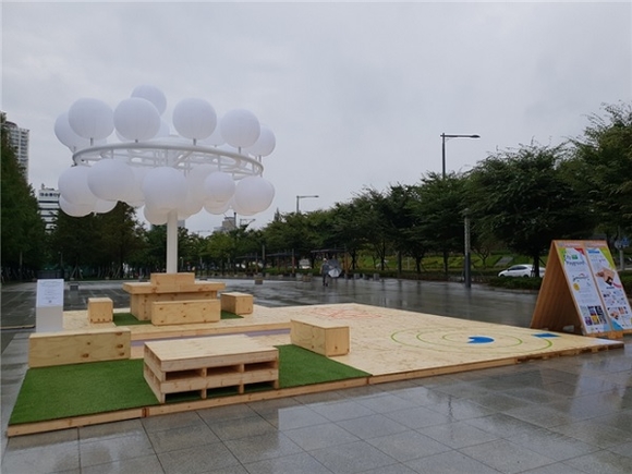 부산 송상현광장에 마련된 '아낌없는 주는 이야기 놀이터' 모습. (사진=부산시)