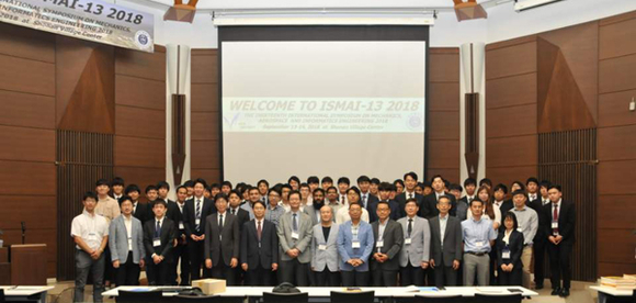 일본 쇼난빌리지국제센터에서 열린 '제13회 기계·항공·정보공학에 관한 국제학술심포지엄'에서 관계자들이 기념촬영을 하고 있다. (사진제공=경상대)