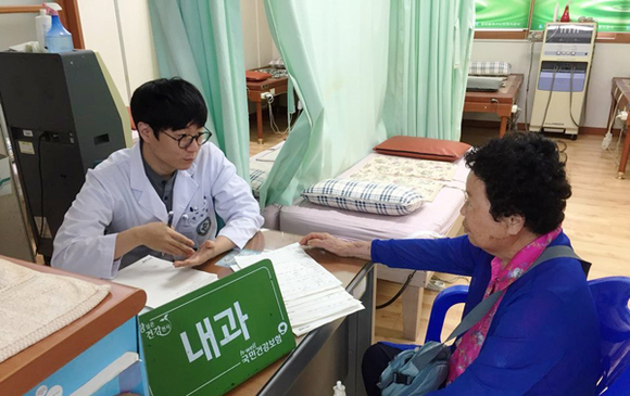 고신대복음병원과 국민건강보험공단 부산지역본부가 14일 오전 경남 합천군 대병면 일대에서 '사랑 실은 건강천사' 의료봉사 활동을 펼치고 있다. (사진제공=고신대복음병원)