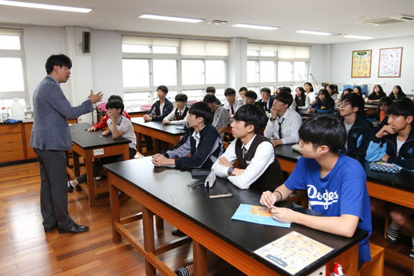 13일 오후 부산시 해운대구 해강고등학교에서 '전기에너지 과학교실'을 열고 본부 직원이 에너지 및 방사선 등 과학 이론과 원리를 설명하고 있다. (사진제공=고리원자력본부)