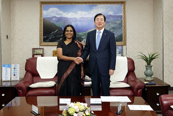 허용도 부산상의 회장(오른쪽)과 스리프리야 란가나탄 주한인도대사가 면담 후 기념촬영을 하고 있다. (사진=부산상의)