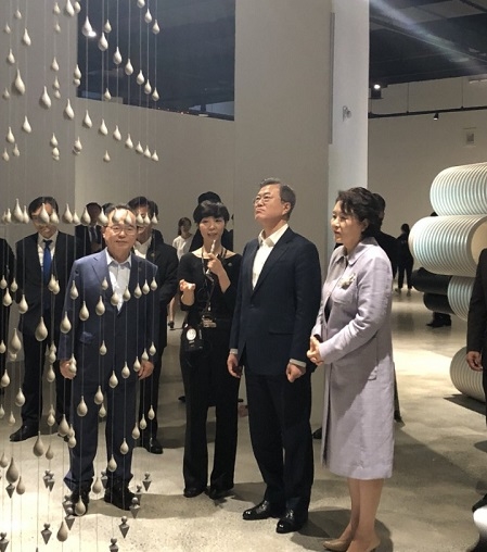 문재인 대통령과 김정숙 여사가 14일 부산비엔날레 전시장인 '부산현대미술관'을 방문해 시민들과 함께 약 1시간정도 전시작품을 관람했다. (사진=부산시)
