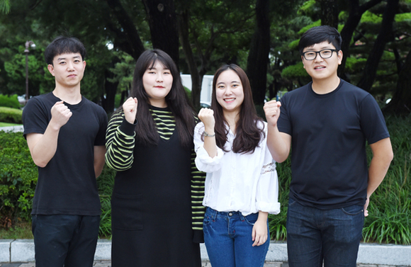 제10회 부산관광영상 전국공모전에서 대상을 수상한 (왼쪽부터)김영백, 백승은, 이해선, 박세형 학생. (사진제공=부경대)