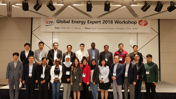 표영준 한국동서발전 사업본부장(앞줄 왼쪽에서 2번째)과 워크숍 참석자들이 기념 촬영을 하고 있다. (사진제공=동서발전)
