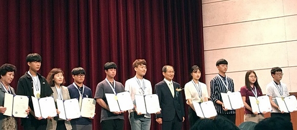 지난달 24일 서울 SETEC 컨벤션 센터 국제회의장에서 열린 '대한민국 청소년 발명 아이디어 경진대회(KYIC)' 시상식에서 우지음(오른쪽 네 번째) 학생과 김유나(오른쪽 두 번째) 학생이 기념촬영을 하고 있다. (사진=동아대)