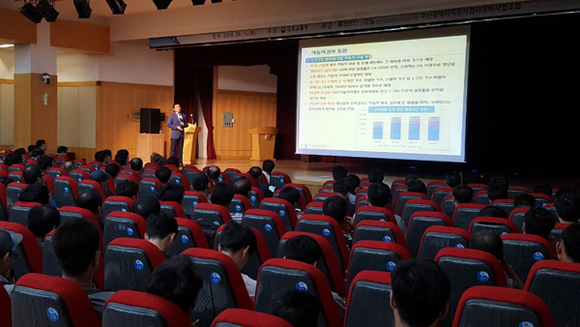 한국교통안전공단이 15일 부산지역 민간지정정비업체 대상으로 자동차검사 품질향상을 위한 특별교육을 실시하고 있다. (사진제공=교통안전공단)