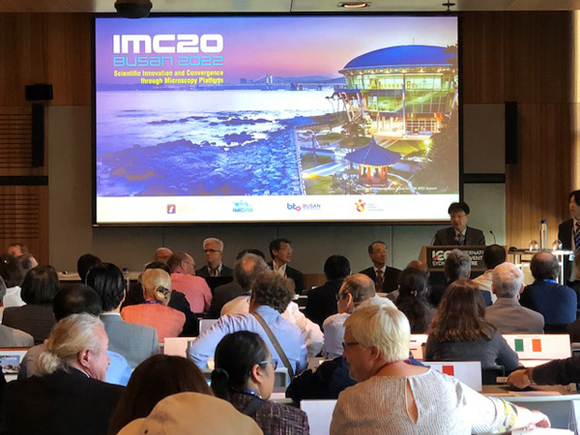 13일 호주 시드니에서 개최된 국제현미경총회에서 '2022년 국제현미경총회' 부산 유치 2차 PT를 발표하고 있다. (사진제공=부산관광공사)