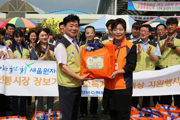 새울원자력본부가 개최한 '추석맞이 전통시장 장보기 행사'에서 7백만원 상당의 생필품과 제수용품 울산사회복지공동모금회에 전달하고 있다. (사진제공=새울원자력본부)