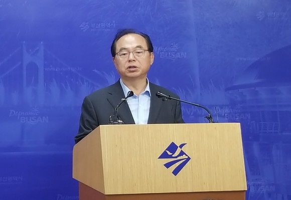 오거돈 부산시장이 18일 오후 시청 기자회견장에서 한반도 통일시대를 대비한 '남북상생 교류협력 프로젝트'에 대해 발표하고 있다. (사진=최원석 기자)