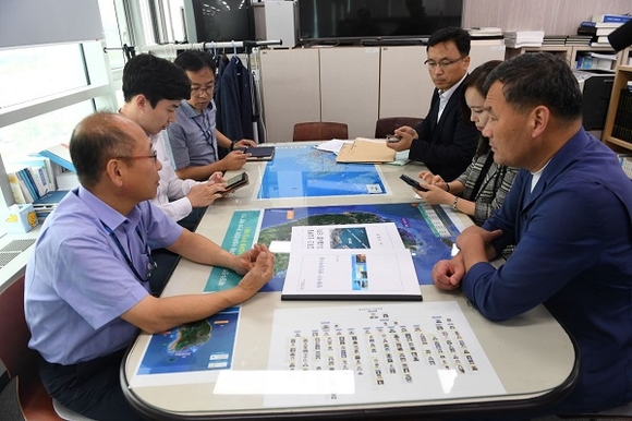 오규석 기장군수(오른쪽)가 20일 해양수산부를 직접 방문해 관계자들과 면담을 갖고 있다. (사진=기장군)