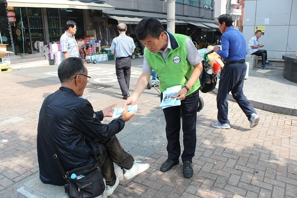 부전시장에서 기초연금 홍보캠페인을 진행하는 모습. (사진=국민연금 부산본부)