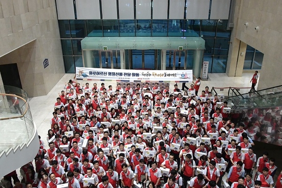 부산은행은 19일 추석 명절을 앞두고 문현동 소재 저소득 홀로어르신 472가구를 대상으로 명절선물 나눔 활동을 실시했다. (사진=부산은행)