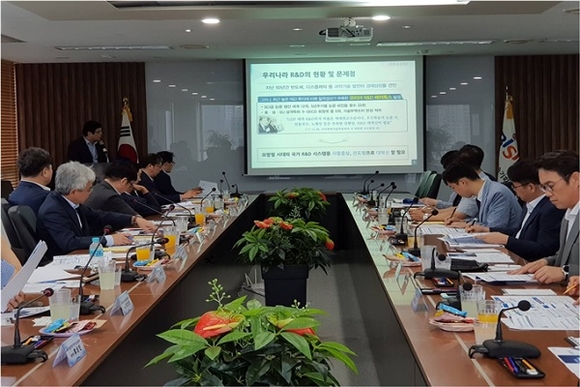 부산시는 과학기술정보통신부와 20일 부산과학기술기획평가원 대회의실에서 '국가R&D 혁신방안 설명회' 행사를 공동으로 개최했다. (사진=부산시)