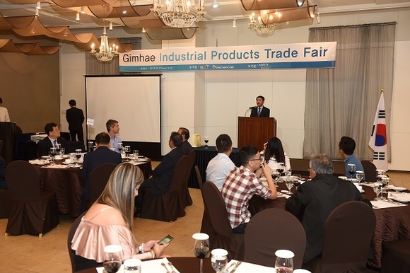 지난 19일 열린 '2018 김해시 해외바이어 초청 수출상담회'에서 허성곤 김해시장이 개회사를 하고 있다. (사진=김해시)