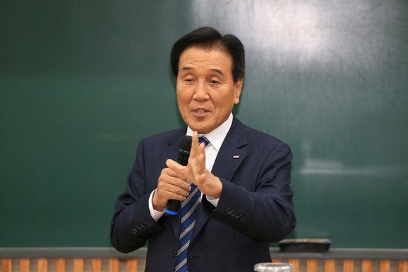 김지완 회장이 강연하고 있는 모습. (사진=동아대)