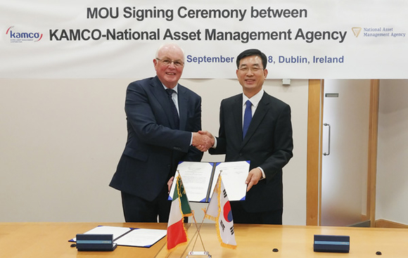 이경열 캠코 부사장(사진 오른쪽)과 프랭크 달리(Frank Daly) 나마(NAMA) 회장(사진 왼쪽)이 '부실자산 관리 및 국유재산 관리·개발 업무 협력' MOU를 체결하고 기념촬영을 하고 있다. (사진제공=캠코)