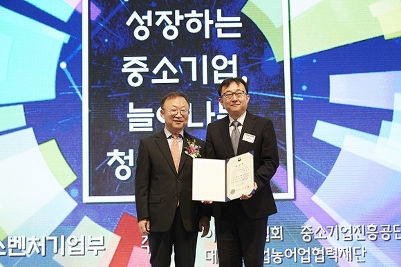 중소벤처기업부 주최 '2018년 중소기업기술혁신대전'에서 창원대 중소기업산학협력센터 박종규 센터장(오른쪽)이 기술협력분야 산·학·연 유공자로 선정돼 중소벤처기업부장관상을 수상하고 있다. (사진=창원대)